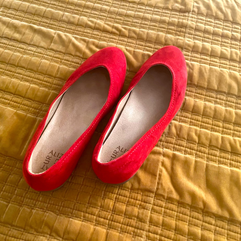 Cute, red flats! 🔥 (Naturalizer “Hot Sauce”, “Vivienne Flat”)